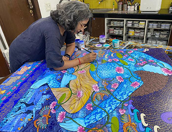 BEHIND THE SCENES: WATCH ARTIST SEEMA KOHLI PAINTING IN HER STUDIO