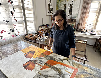 BEHIND THE SCENES: WATCH ARTIST BHARTI PRAJAPATI PAINTING IN HER STUDIO